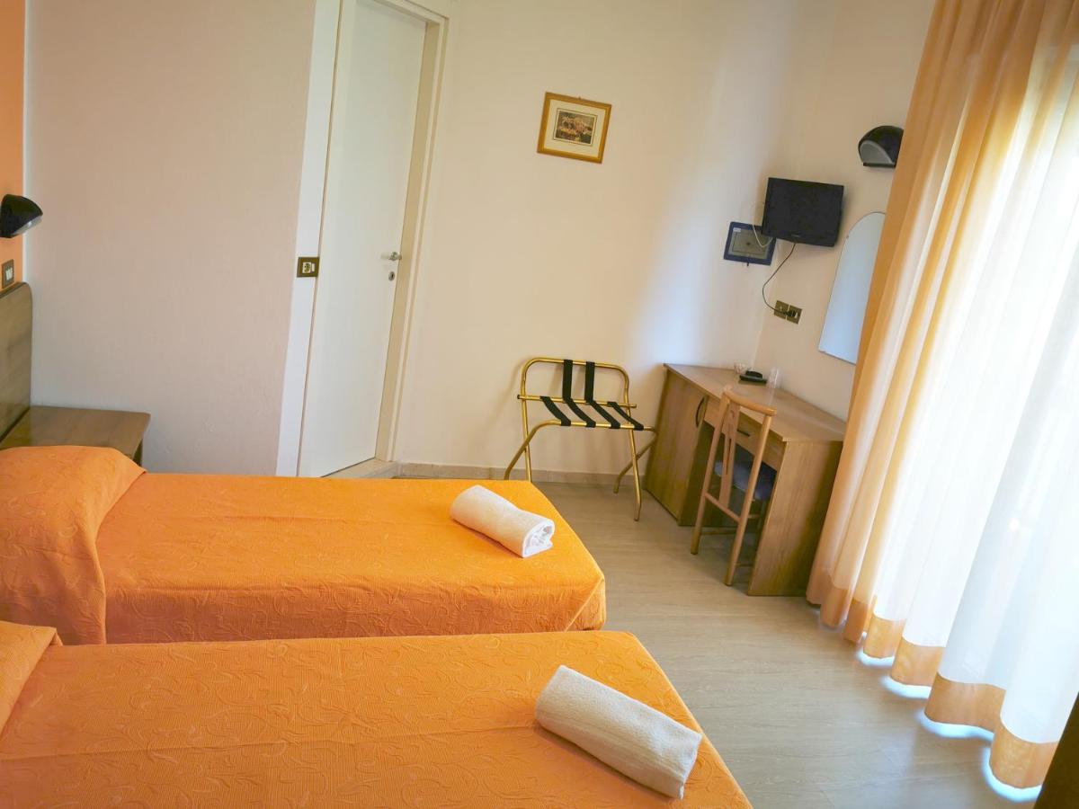 Hotel Tivoli Misano Adriatico Bagian luar foto