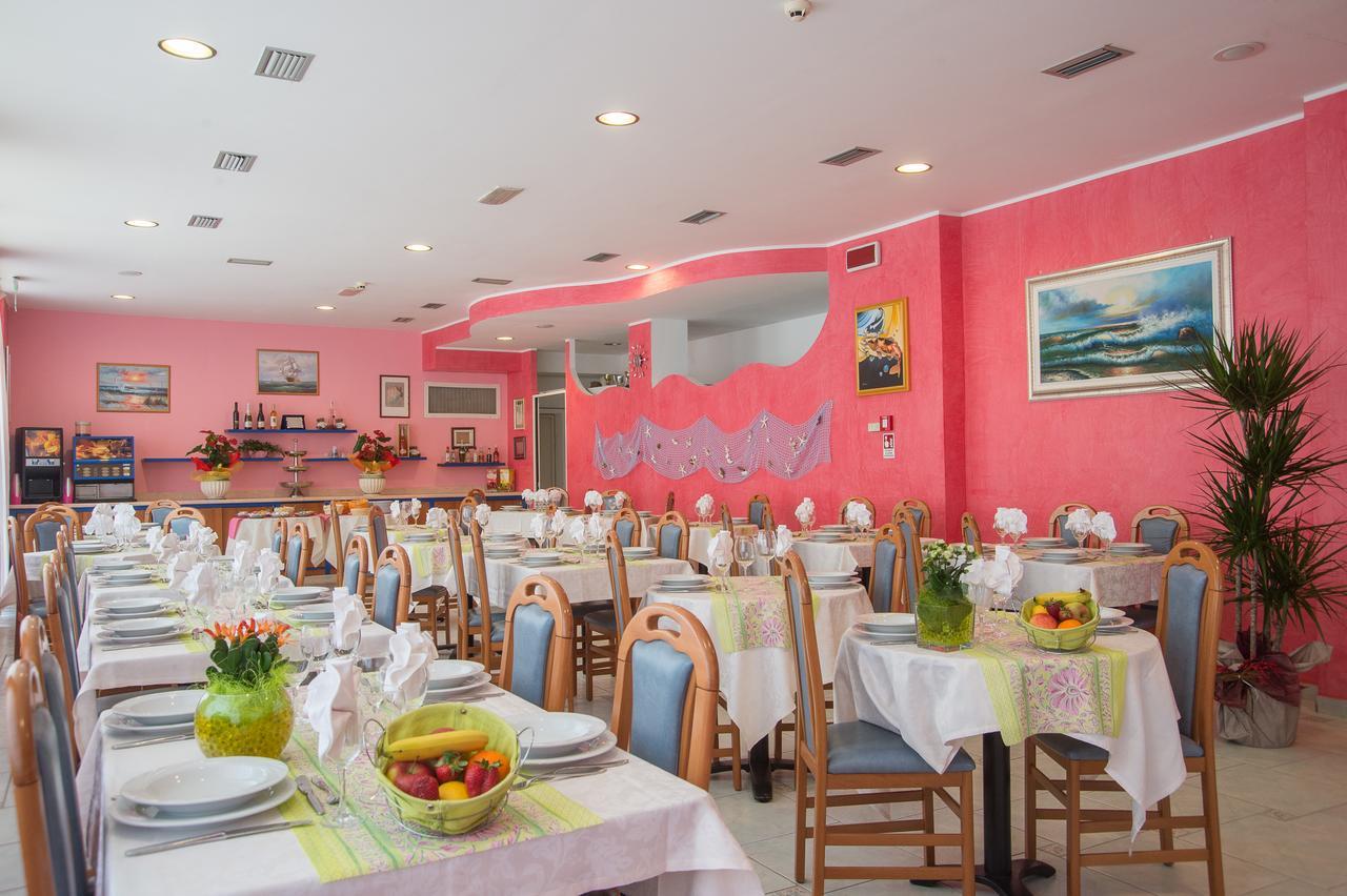 Hotel Tivoli Misano Adriatico Bagian luar foto